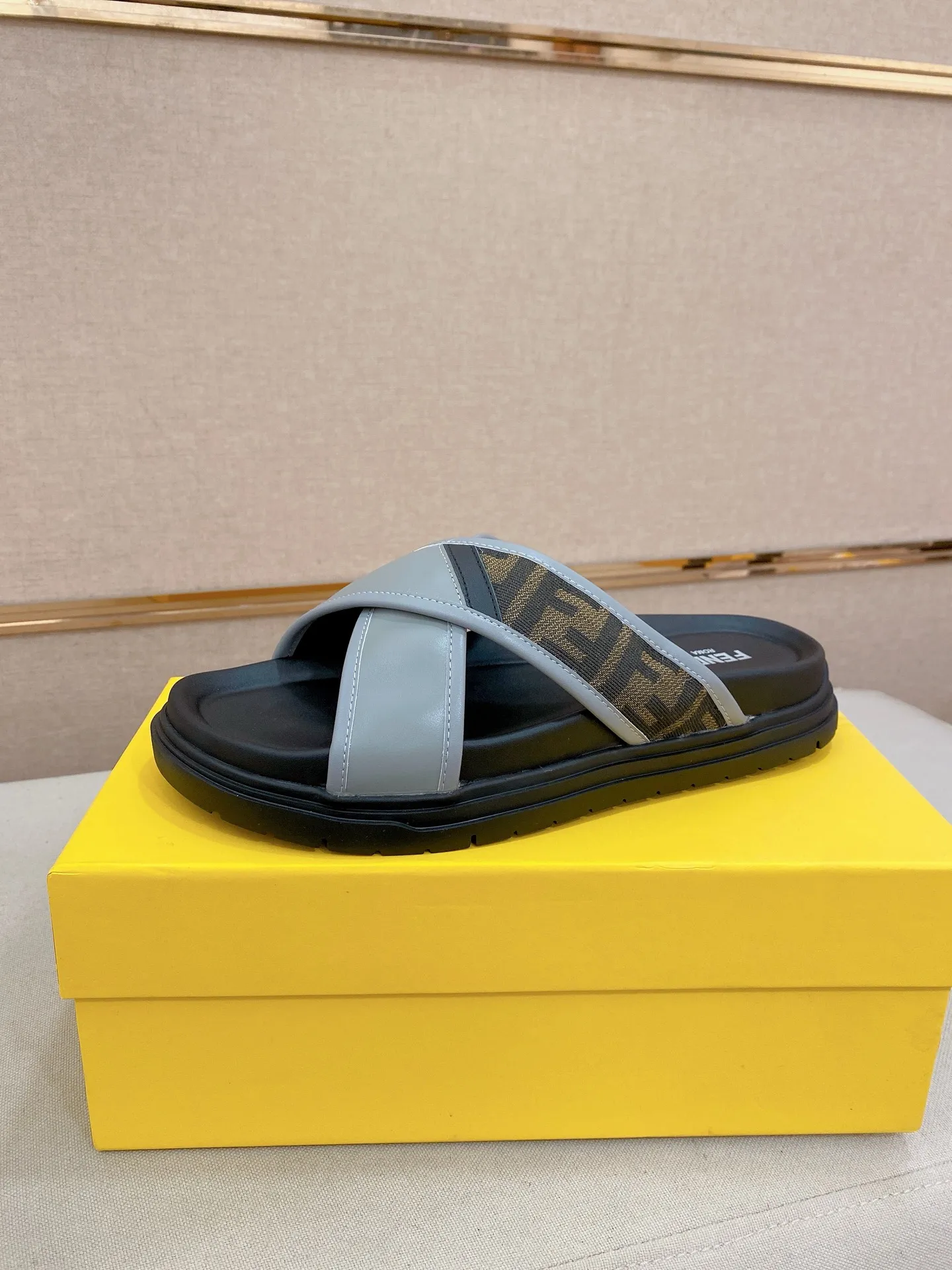 Factory price: 320💰 [Fendi Slippers] High-end brand of men's shoes, official website 1:1 latest masterpiece: original mold customization, the fabric is made of imported original materials, upgraded outsole, lighter and non-slip. The market's top quality, simple yet tasteful, a must-have for fashionistas, fashionable at your feet, full of confidence, the same style at the counter 👍The season of summer slippers is here. Code: 38-44 (45 is custom-made and cannot be returned or exchanged)